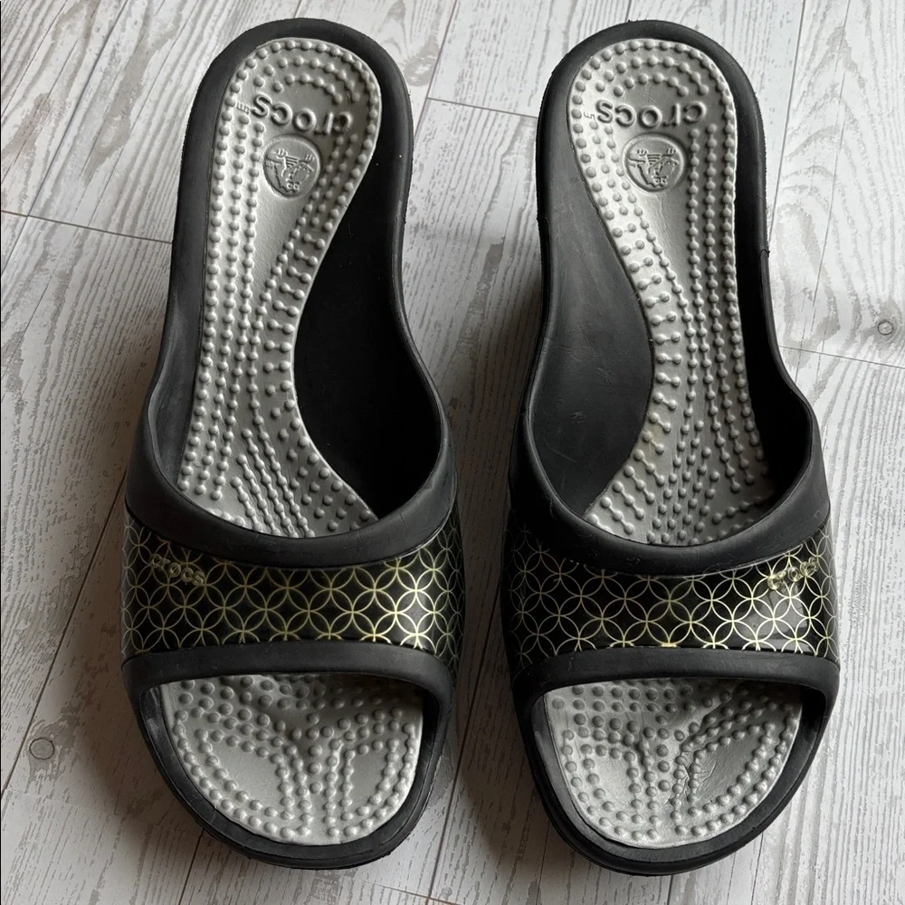 Crocs Sassari Slide‎ Wedge Sandals Black Gold Geometric Comfort Shoes sz 9 EUC
